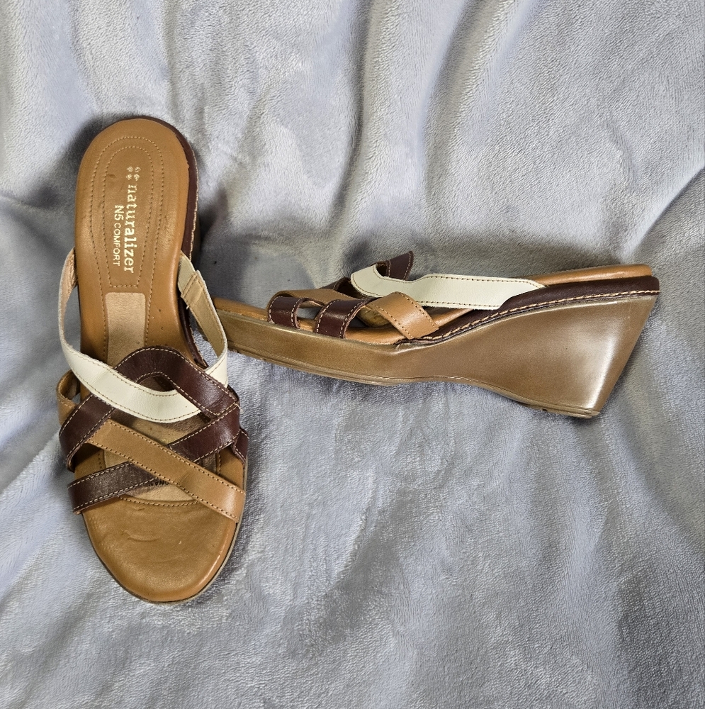 🟢 Naturalizer Brown and Cream Wedge Sandals with Crisscross Straps